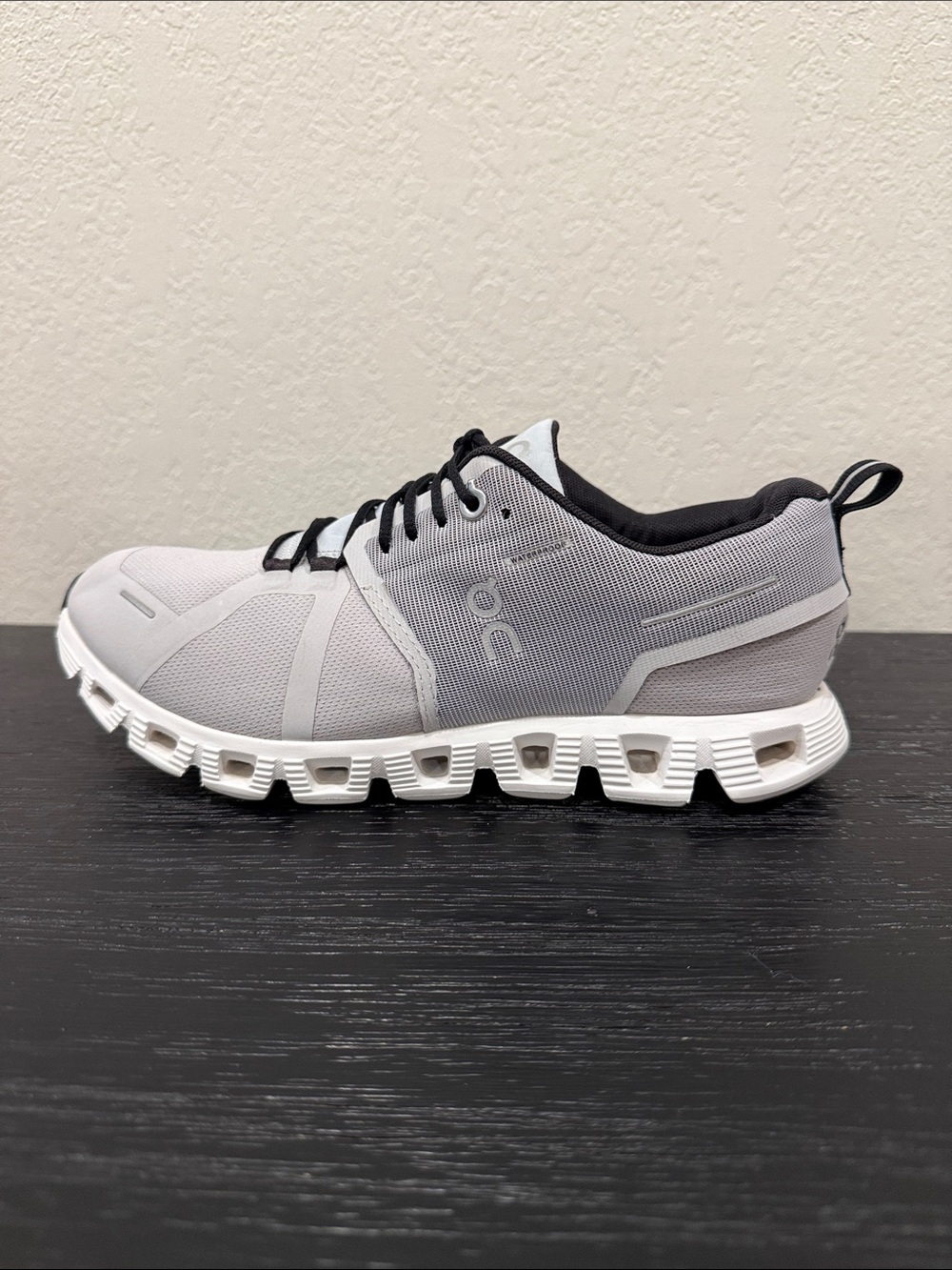 Women’s Size 7.5 W7.5 Waterproof On Cloud Running Shoe Gray Silver White Traini